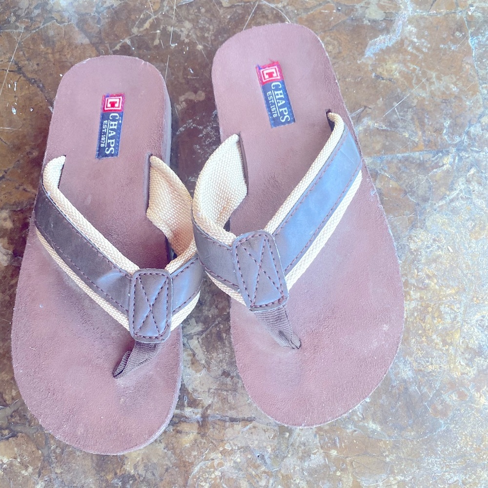 Men's Chaps Flip Flops Brown Memory Foam Padded Traction Outsole Sandals 8-9M